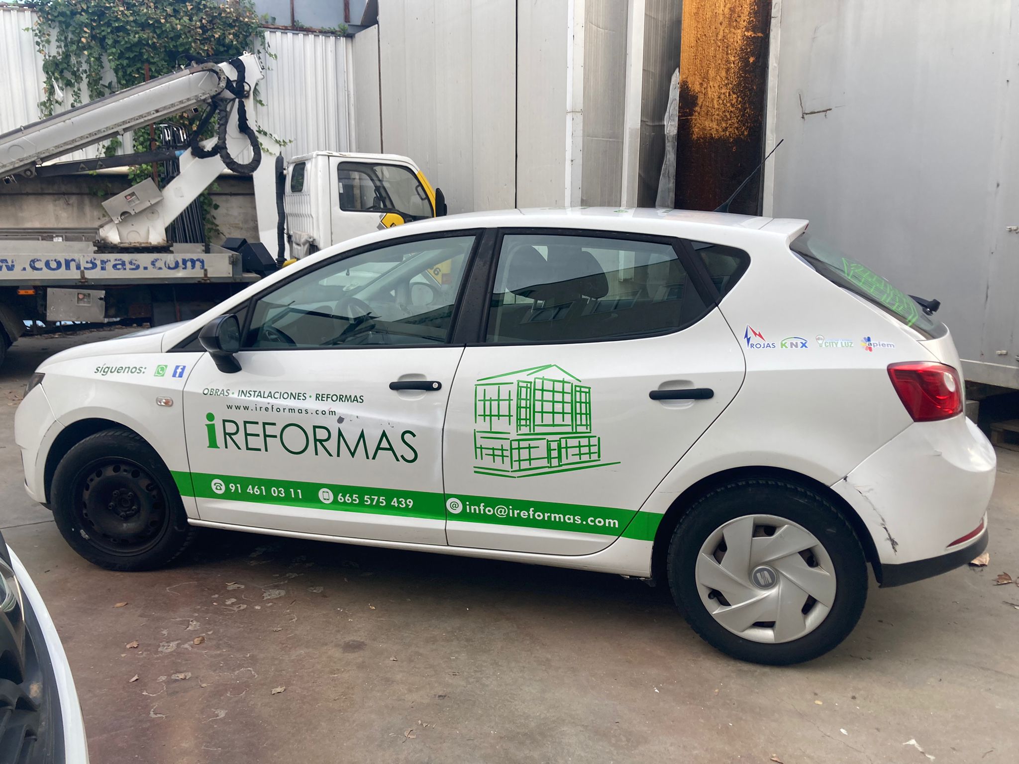 Rotulación de utilitario con imagen corporativa